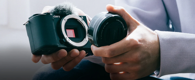 «Идеальная съёмка продуктов»: Sony представила камеру со сменной оптикой для видеоблогеров